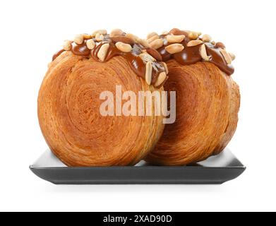 Croissants ronds avec pâte de chocolat et noix isolés sur blanc. Pâte feuilletée savoureuse Banque D'Images