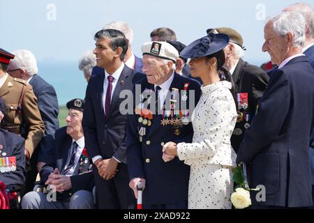 Le premier ministre Rishi Sunak et Akshata Murty se tiennent en compagnie du vétéran du jour J Alec Penstone, 98 ans, à la suite de l’événement commémoratif national britannique pour le 80e anniversaire du jour J, qui s’est tenu au Mémorial britannique de la Normandie à Ver-sur-mer, en Normandie, France. Date de la photo : jeudi 6 juin 2024. Banque D'Images