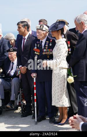 Le premier ministre Rishi Sunak et Akshata Murty se tiennent en compagnie du vétéran du jour J Alec Penstone, 98 ans, à la suite de l’événement commémoratif national britannique pour le 80e anniversaire du jour J, qui s’est tenu au Mémorial britannique de la Normandie à Ver-sur-mer, en Normandie, France. Date de la photo : jeudi 6 juin 2024. Banque D'Images