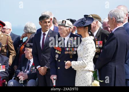 Le premier ministre Rishi Sunak et Akshata Murty se tiennent en compagnie du vétéran du jour J Alec Penstone, 98 ans, à la suite de l’événement commémoratif national britannique pour le 80e anniversaire du jour J, qui s’est tenu au Mémorial britannique de la Normandie à Ver-sur-mer, en Normandie, France. Date de la photo : jeudi 6 juin 2024. Banque D'Images