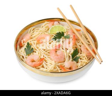 Savoureux spaghetti aux crevettes, citron vert et persil dans un bol isolé sur blanc Banque D'Images