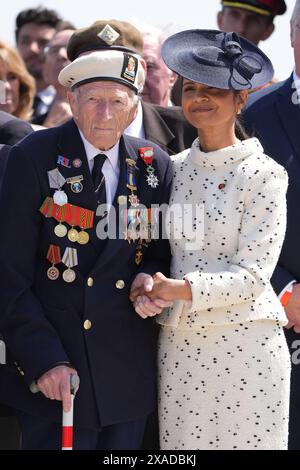 Akshata Murty est aux côtés du vétéran du jour J Alec Penstone, 98 ans, à la suite de l'événement commémoratif national britannique pour le 80e anniversaire du jour J, qui s'est tenu au Mémorial britannique de Normandie à Ver-sur-mer, en Normandie, France. Date de la photo : jeudi 6 juin 2024. Banque D'Images