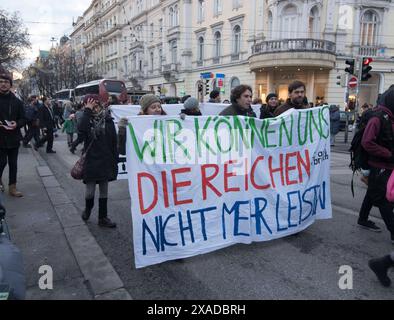 population pauvre dans notre société avec peu d'argent les pauvres dans notre société Banque D'Images