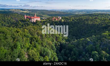 Wałbrzych, pologne - 6 juin 2024 : une grande photographie aérienne montrant le château de Ksiaz niché dans une forêt luxuriante. Le château de Ksiaz est un château de Walbrzych Banque D'Images