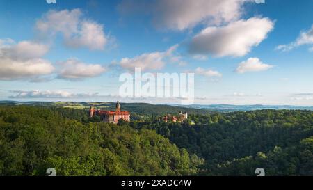 Wałbrzych, pologne - 6 juin 2024 : une grande photographie aérienne montrant le château de Ksiaz niché dans une forêt luxuriante. Le château de Ksiaz est un château de Walbrzych Banque D'Images