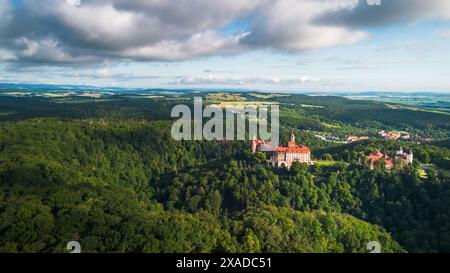 Wałbrzych, pologne - 6 juin 2024 : une grande photographie aérienne montrant le château de Ksiaz niché dans une forêt luxuriante. Le château de Ksiaz est un château de Walbrzych Banque D'Images