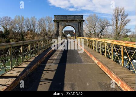 Arles, France - 12 mars 2023 : Pont de Fourques pont suspendu par une journée ensoleillée au printemps Banque D'Images