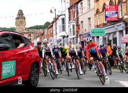 Cyclistes en action au départ de la première étape du Lloyds Bank Women Tour of Britain 2024 de Welshpool à Llandudno. Date de la photo : jeudi 6 juin 2024. Banque D'Images