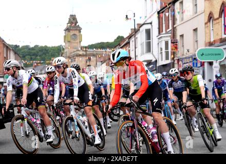 Cyclistes en action au départ de la première étape du Lloyds Bank Women Tour of Britain 2024 de Welshpool à Llandudno. Date de la photo : jeudi 6 juin 2024. Banque D'Images