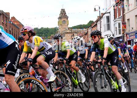 Cyclistes en action au départ de la première étape du Lloyds Bank Women Tour of Britain 2024 de Welshpool à Llandudno. Date de la photo : jeudi 6 juin 2024. Banque D'Images