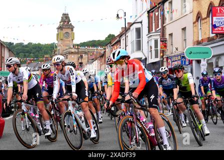 Cyclistes en action au départ de la première étape du Lloyds Bank Women Tour of Britain 2024 de Welshpool à Llandudno. Date de la photo : jeudi 6 juin 2024. Banque D'Images