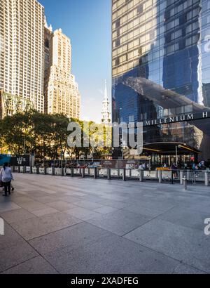 New York City, États-Unis - 23 août 2017 : vue de Church Street à Lower Manhattan avec façade de l'hôtel Millennium Hilton, reflétant le 'O' Banque D'Images