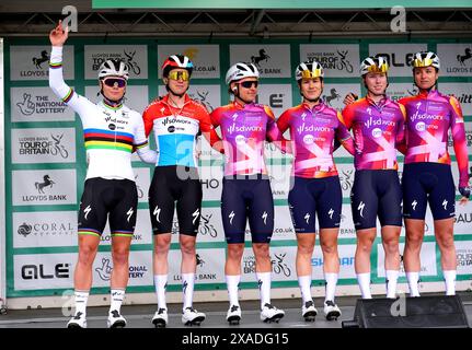 Team SD-Worx - Lotte Kopecky, Christine Majerus, Barbara Guarischi, Elena Cecchini, Lorena Wiebes et Chantal van den Broek-Blaak de ProTime avant la première étape du Lloyds Bank Women Tour of Britain 2024 de Welshpool à Llandudno. Date de la photo : jeudi 6 juin 2024. Banque D'Images