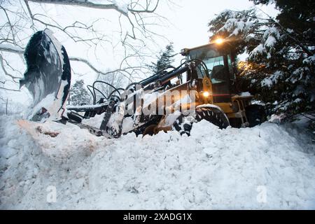 Du matériel de construction lourd déneigé sur MacArthur Boulevard près de Washington, DC, pendant la tempête de neige hivernale de 2010. Banque D'Images
