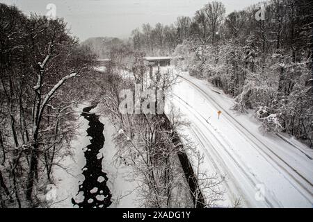 Une cabane enneigée John Parkway dans le Maryland, marquée avec seulement quelques traces de pneus frais près de Washington, DC, pendant la tempête de neige hivernale de 2010. Banque D'Images