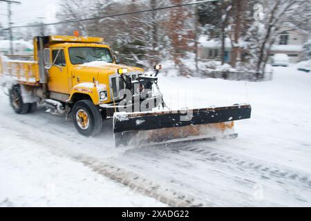 Du matériel de construction lourd déneigé sur MacArthur Boulevard près de Washington, DC, pendant la tempête de neige hivernale de 2010. Banque D'Images