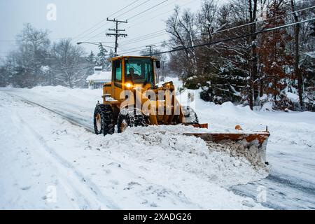 Du matériel de construction lourd déneigé sur MacArthur Boulevard près de Washington, DC, pendant la tempête de neige hivernale de 2010. Banque D'Images