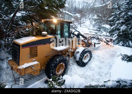 Du matériel de construction lourd déneigé sur MacArthur Boulevard près de Washington, DC, pendant la tempête de neige hivernale de 2010. Banque D'Images