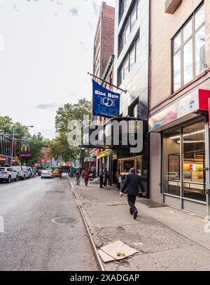 New York City, États-Unis - 26 août 2017 : West 3rd Street à Greenwich Village, avec le célèbre Blue Note Jazz Club, et People Walking. Banque D'Images