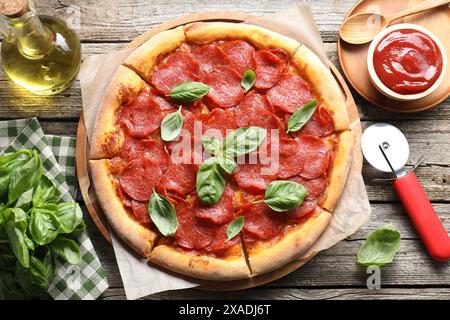 Composition à plat avec savoureuse pizza au pepperoni sur une table en bois Banque D'Images