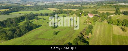 Vue aérienne du Weald du Kent depuis le village de Boughton Monchelsea près de Maidstone. Boughton Monchelsea et parc de cerfs. Début juin, Kent, Royaume-Uni Banque D'Images