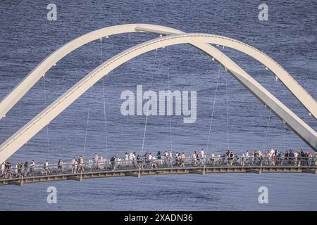 Non exclusif : KIEV, UKRAINE - 1er JUIN 2024 - le pont piétonnier en forme de vague relie le parc Natalka et l'île d'Obolonskyi dans le district d'Obolonskyi Banque D'Images