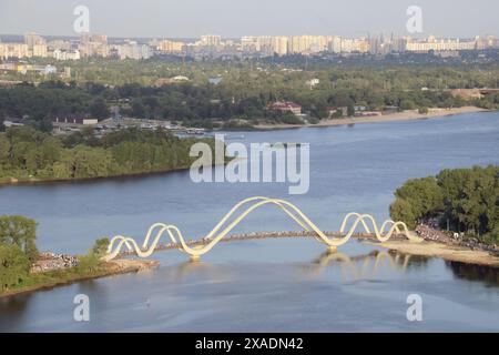 Non exclusif : KIEV, UKRAINE - 1er JUIN 2024 - le pont piétonnier en forme de vague relie le parc Natalka et l'île d'Obolonskyi dans le district d'Obolonskyi Banque D'Images