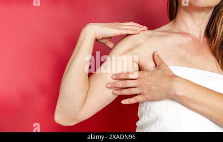 Cicatrice postopératoire sur l'épaule d'une femme. Une femme montre la cicatrice. Cicatrice après chirurgie après fracture osseuse du bras. Banque D'Images