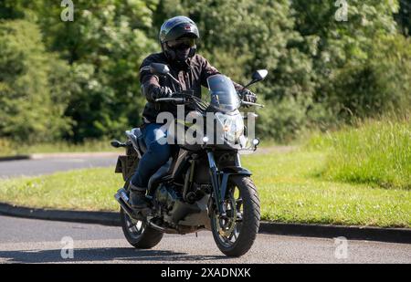 Stony Stratford, Royaume-Uni - 2 juin 2024 : 2014 Honda NC moto sur une route de campagne britannique Banque D'Images