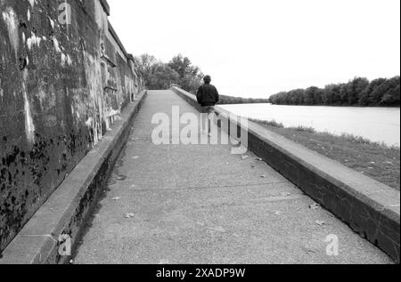 Femme caucasienne portant une veste et marchant le long de la rivière Wabash au parc historique national George Rogers Clark à Vincennes Indiana. ÉTATS-UNIS Banque D'Images