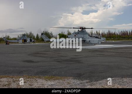 Un US Marine corps UH-1Y Venom et AH-1Z Viper avec Marine Light Attack Helicopter Squadron (HMLA) 167, 2nd Marine Aircraft Wing, se préparent à décoller Banque D'Images