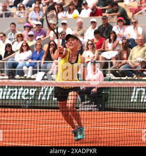 Paris, France. 06 juin 2024. Tennis, Open de France, doubles, mixte, finale, Krawczyk/Skupski (USA/Grande-Bretagne) - Siegemund/Roger-Vasselin (Allemagne/France). Laura Siegemund en action. Crédit : Frank Molter/dpa/Alamy Live News Banque D'Images