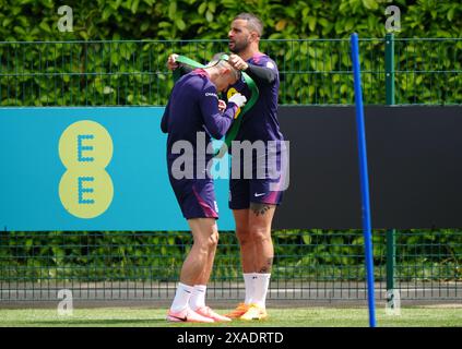 Les Anglais Phil Foden et Kyle Walker lors d'une session d'entraînement à Tottenham Hotspur Training session, Londres. Date de la photo : jeudi 6 juin 2024. Banque D'Images