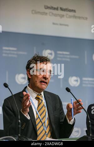 6 juin 2024, Bonn, Allemagne, Allemagne : le directeur de PIERS FORSTER du Centre international Priestley pour le climat de l'Université de Leeds prend la parole lors d'une conférence de presse organisée par l'Université de Leeds: indicateurs du changement climatique mondial au Centre de conférences mondiales du Campus des Nations Unies à Bonn pendant la première semaine de la conférence SB60 sur le changement climatique. Les finances, les combustibles fossiles et la sylviculture sont des thèmes clés des discussions et des négociations. C’est la préparation de la COP29 qui aura lieu à Bakou, Azerbaïdjan, en novembre de cette année. (Crédit image : © Bianca Otero/ZUMA P Banque D'Images