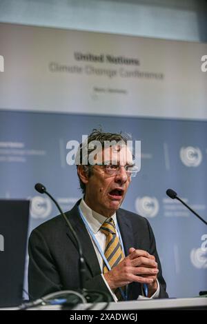 6 juin 2024, Bonn, Allemagne, Allemagne : le directeur de PIERS FORSTER du Centre international Priestley pour le climat de l'Université de Leeds prend la parole lors d'une conférence de presse organisée par l'Université de Leeds: indicateurs du changement climatique mondial au Centre de conférences mondiales du Campus des Nations Unies à Bonn pendant la première semaine de la conférence SB60 sur le changement climatique. Les finances, les combustibles fossiles et la sylviculture sont des thèmes clés des discussions et des négociations. C’est la préparation de la COP29 qui aura lieu à Bakou, Azerbaïdjan, en novembre de cette année. (Crédit image : © Bianca Otero/ZUMA P Banque D'Images