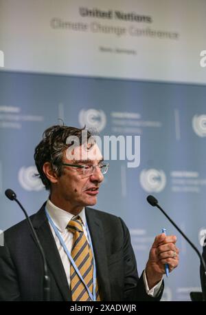 6 juin 2024, Bonn, Allemagne, Allemagne : le directeur de PIERS FORSTER du Centre international Priestley pour le climat de l'Université de Leeds prend la parole lors d'une conférence de presse organisée par l'Université de Leeds: indicateurs du changement climatique mondial au Centre de conférences mondiales du Campus des Nations Unies à Bonn pendant la première semaine de la conférence SB60 sur le changement climatique. Les finances, les combustibles fossiles et la sylviculture sont des thèmes clés des discussions et des négociations. C’est la préparation de la COP29 qui aura lieu à Bakou, Azerbaïdjan, en novembre de cette année. (Crédit image : © Bianca Otero/ZUMA P Banque D'Images