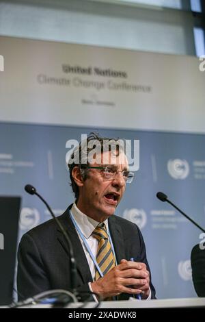 6 juin 2024, Bonn, Allemagne, Allemagne : le directeur de PIERS FORSTER du Centre international Priestley pour le climat de l'Université de Leeds prend la parole lors d'une conférence de presse organisée par l'Université de Leeds: indicateurs du changement climatique mondial au Centre de conférences mondiales du Campus des Nations Unies à Bonn pendant la première semaine de la conférence SB60 sur le changement climatique. Les finances, les combustibles fossiles et la sylviculture sont des thèmes clés des discussions et des négociations. C’est la préparation de la COP29 qui aura lieu à Bakou, Azerbaïdjan, en novembre de cette année. (Crédit image : © Bianca Otero/ZUMA P Banque D'Images