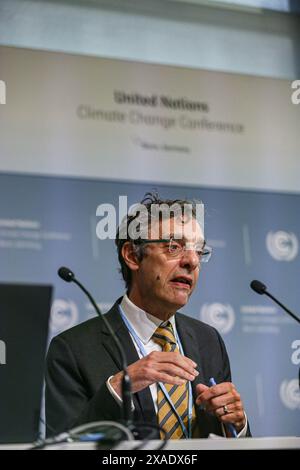 6 juin 2024, Bonn, Allemagne, Allemagne : le directeur de PIERS FORSTER du Centre international Priestley pour le climat de l'Université de Leeds prend la parole lors d'une conférence de presse organisée par l'Université de Leeds: indicateurs du changement climatique mondial au Centre de conférences mondiales du Campus des Nations Unies à Bonn pendant la première semaine de la conférence SB60 sur le changement climatique. Les finances, les combustibles fossiles et la sylviculture sont des thèmes clés des discussions et des négociations. C’est la préparation de la COP29 qui aura lieu à Bakou, Azerbaïdjan, en novembre de cette année. (Crédit image : © Bianca Otero/ZUMA P Banque D'Images