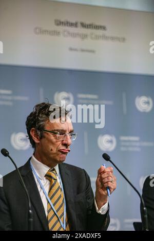 6 juin 2024, Bonn, Allemagne, Allemagne : le directeur de PIERS FORSTER du Centre international Priestley pour le climat de l'Université de Leeds prend la parole lors d'une conférence de presse organisée par l'Université de Leeds: indicateurs du changement climatique mondial au Centre de conférences mondiales du Campus des Nations Unies à Bonn pendant la première semaine de la conférence SB60 sur le changement climatique. Les finances, les combustibles fossiles et la sylviculture sont des thèmes clés des discussions et des négociations. C’est la préparation de la COP29 qui aura lieu à Bakou, Azerbaïdjan, en novembre de cette année. (Crédit image : © Bianca Otero/ZUMA P Banque D'Images