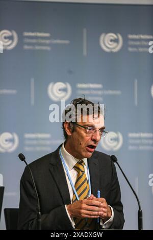 6 juin 2024, Bonn, Allemagne, Allemagne : le directeur de PIERS FORSTER du Centre international Priestley pour le climat de l'Université de Leeds prend la parole lors d'une conférence de presse organisée par l'Université de Leeds: indicateurs du changement climatique mondial au Centre de conférences mondiales du Campus des Nations Unies à Bonn pendant la première semaine de la conférence SB60 sur le changement climatique. Les finances, les combustibles fossiles et la sylviculture sont des thèmes clés des discussions et des négociations. C’est la préparation de la COP29 qui aura lieu à Bakou, Azerbaïdjan, en novembre de cette année. (Crédit image : © Bianca Otero/ZUMA P Banque D'Images