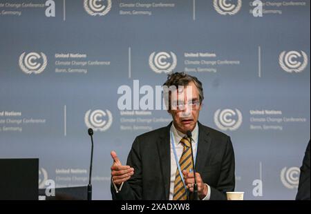 6 juin 2024, Bonn, Allemagne, Allemagne : le directeur de PIERS FORSTER du Centre international Priestley pour le climat de l'Université de Leeds prend la parole lors d'une conférence de presse organisée par l'Université de Leeds: indicateurs du changement climatique mondial au Centre de conférences mondiales du Campus des Nations Unies à Bonn pendant la première semaine de la conférence SB60 sur le changement climatique. Les finances, les combustibles fossiles et la sylviculture sont des thèmes clés des discussions et des négociations. C’est la préparation de la COP29 qui aura lieu à Bakou, Azerbaïdjan, en novembre de cette année. (Crédit image : © Bianca Otero/ZUMA P Banque D'Images