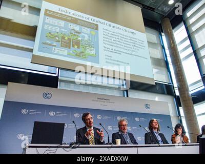 6 juin 2024, Bonn, Allemagne, Allemagne : PIERS FORSTER (l) Directeur du Priestley International Centre for Climate de l'Université de Leeds prend la parole lors d'une conférence de presse organisée par l'Université de Leeds: indicateurs du changement climatique mondial au Centre de conférences mondiales du Campus des Nations Unies à Bonn pendant la première semaine de la conférence SB60 sur le changement climatique. Les finances, les combustibles fossiles et la sylviculture sont des thèmes clés des discussions et des négociations. C’est la préparation de la COP29 qui aura lieu à Bakou, Azerbaïdjan, en novembre de cette année. (Crédit image : © Bianca Otero/ZU Banque D'Images