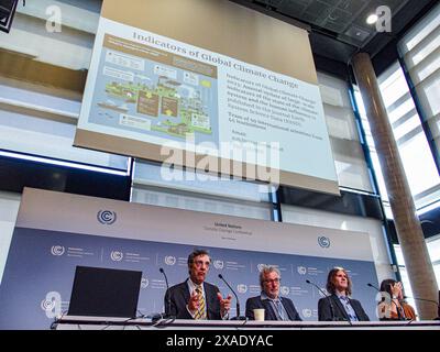 6 juin 2024, Bonn, Allemagne, Allemagne : PIERS FORSTER (l) Directeur du Priestley International Centre for Climate de l'Université de Leeds prend la parole lors d'une conférence de presse organisée par l'Université de Leeds: indicateurs du changement climatique mondial au Centre de conférences mondiales du Campus des Nations Unies à Bonn pendant la première semaine de la conférence SB60 sur le changement climatique. Les finances, les combustibles fossiles et la sylviculture sont des thèmes clés des discussions et des négociations. C’est la préparation de la COP29 qui aura lieu à Bakou, Azerbaïdjan, en novembre de cette année. (Crédit image : © Bianca Otero/ZU Banque D'Images