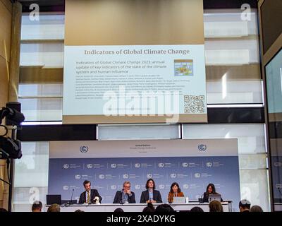 6 juin 2024, Bonn, Allemagne, Allemagne : PIERS FORSTER (l) Directeur du Priestley International Centre for Climate de l'Université de Leeds prend la parole lors d'une conférence de presse organisée par l'Université de Leeds: indicateurs du changement climatique mondial au Centre de conférences mondiales du Campus des Nations Unies à Bonn pendant la première semaine de la conférence SB60 sur le changement climatique. Les finances, les combustibles fossiles et la sylviculture sont des thèmes clés des discussions et des négociations. C’est la préparation de la COP29 qui aura lieu à Bakou, Azerbaïdjan, en novembre de cette année. (Crédit image : © Bianca Otero/ZU Banque D'Images