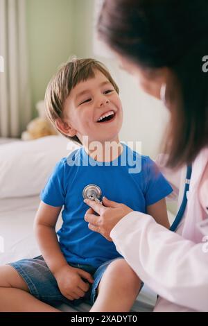 Médecin, stéthoscope et enfant à l'hôpital pour les soins de santé, la santé et le bien-être avec examen médical. Femme pédiatre, consultante et patiente en clinique Banque D'Images