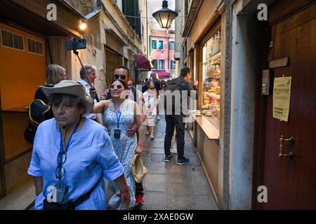 Tourismus Ferien Reisen Italien Venedig 26.05.2024, Italien, Venetien, Venedig Strassenszene Konditorei Pasticceria Bonifacio Castello Copyright Eberh Banque D'Images