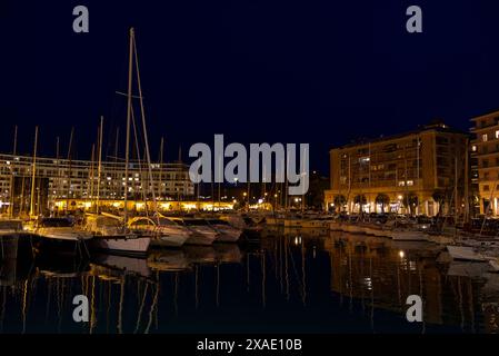 Lumières de Savona, Italie en arrière-plan de nuit Banque D'Images