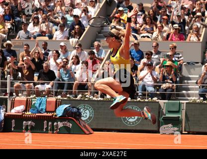 Paris, France. 06 juin 2024. Tennis : Grand Chelem/WTA Tour - Open de France, mixte, finale. Krawczyk/Skupski (USA/Grande-Bretagne) - Siegemund/Roger-Vasselin (Allemagne/France). Laura Siegemund célèbre. Crédit : Frank Molter/dpa/Alamy Live News Banque D'Images