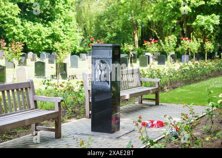 Chanterlands Crematorium, Hull, East Yorkshire, Royaume-Uni 2024 6 juin 2024. Le crématorium de Chanterlands (le cimetière occidental) abrite de nombreuses tombes de guerre, et possède un mémorial et une roseraie pour honorer les morts de guerre. PHOTO : un mémorial pour honorer ceux qui sont morts dans les raids aériens infligés à Hull. BridgetCatterall/AlamyLiveNews Banque D'Images