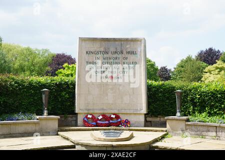 Chanterlands Crematorium, Hull, East Yorkshire, Royaume-Uni 2024 6 juin 2024. Le crématorium de Chanterlands (le cimetière occidental) abrite de nombreuses tombes de guerre, et possède un mémorial et une roseraie pour honorer les morts de guerre. SUR LA PHOTO : couronnes déposées au cimetière occidental (cimetière de Chanterlands). BridgetCatterall/AlamyLiveNews Banque D'Images